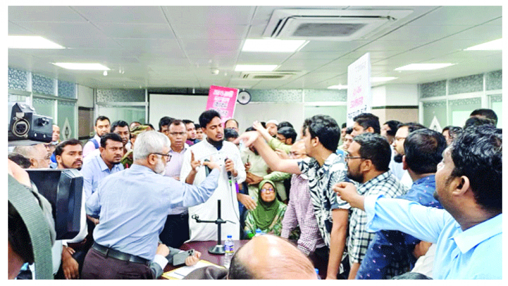 স্বাস্থ্য উপদেষ্টার সামনে হট্টগোল
