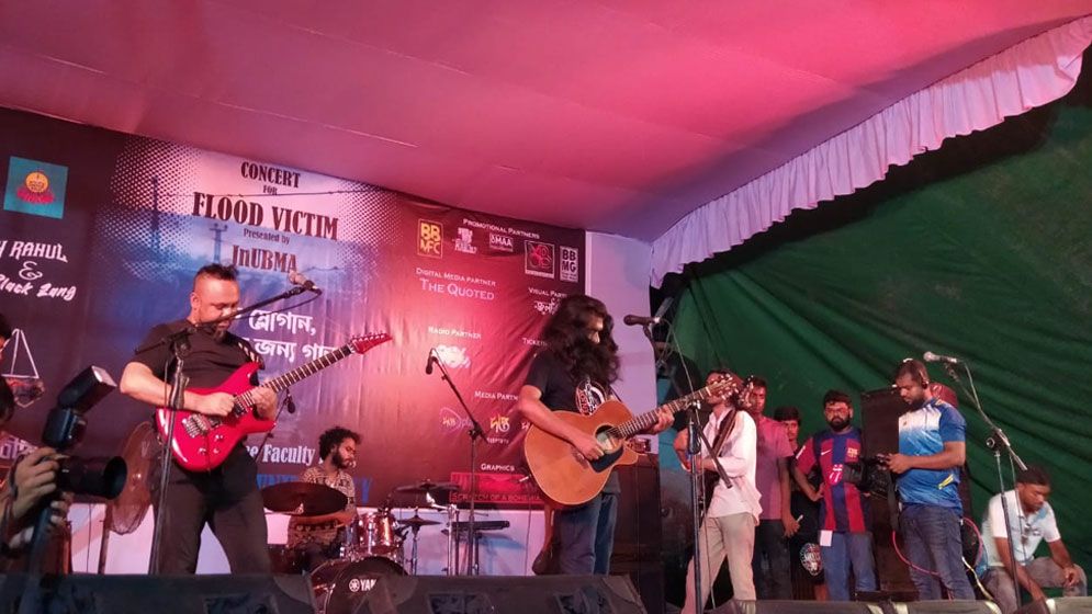 জবিতে বন্যার্তদের জন্য অর্থ সংগ্রহে চলছে কনসার্ট