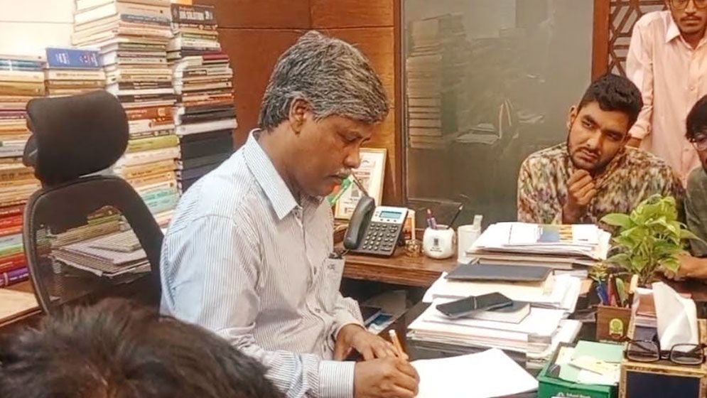 শিক্ষার্থীদের তোপের মুখে ঢাবির কলা অনুষদ ডিনের পদত্যাগ
