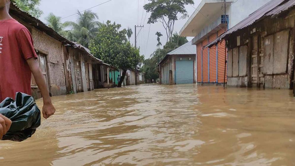 ফেনীতে ভয়াবহ বন্যায় পানিবন্দি লক্ষাধিক মানুষ