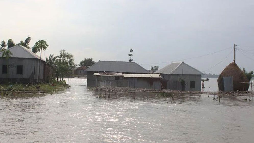 বাম দলগুলোর ত্রাণ বিতরণ