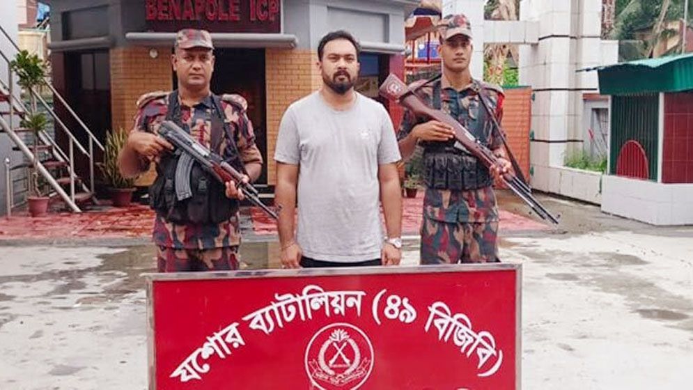 দেশ ছেড়ে পালানোর সময় ছাত্রলীগ নেতা আটক