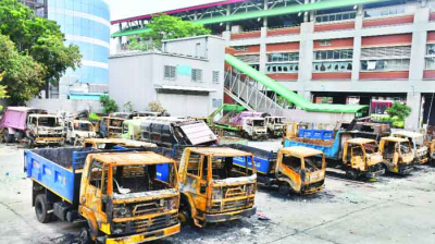 জামায়াত-শিবিরের তাণ্ডব: ভস্মীভূত গাড়িগুলো যেন কঙ্কাল