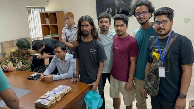 ১৮ লাখ টাকা কুড়িয়ে পেয়ে থানায় জমা দিলেন শিক্ষার্থীরা