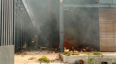 আওয়ামী লীগের ধানমন্ডি ও ঢাকা জেলা কার্যালয়ে আগুন