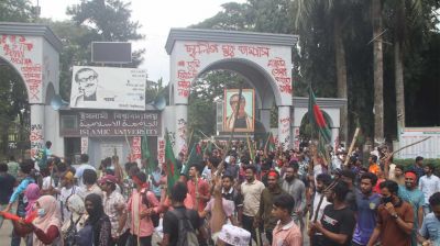 ইবি সংলগ্ন মহাসড়কে শিক্ষার্থীসহ কয়েক হাজার জনতার অবস্থান