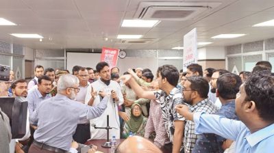 স্বাস্থ্য উপদেষ্টার সামনেই বিএনপিপন্থী চিকিৎসকদের বাগবিতণ্ডা