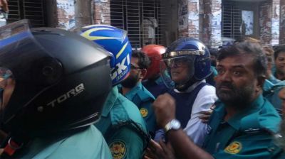হাসানুল হক ইনুকে জুতা ও ডিম নিক্ষেপ