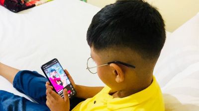 মোবাইল দেখতে বাধা, বাবা-মায়ের বিরুদ্ধে থানায় অভিযোগ