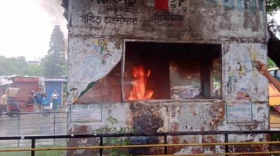 ডিএমপির ৩ পুলিশ বক্সে আগুন