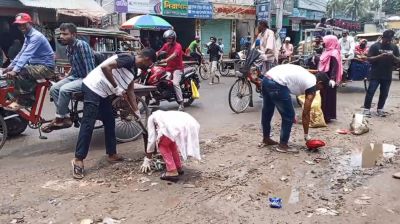 শহর পরিষ্কার ও ট্র্যাফিক পুলিশের ভূমিকায় শিক্ষার্থীরা