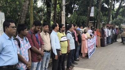 সাভারে সাংবাদিকের নামে মামলা প্রত্যাহারের দাবিতে মানববন্ধন