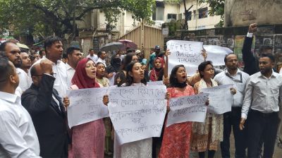 ঢাকা মেট্রোপলিটন ম্যাজিস্ট্রেট আদালতের সামনে শিক্ষার্থী-আইনজীবীদের বিক্ষোভ