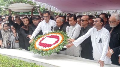 বঙ্গবন্ধুর সমাধিতে ফুল দিয়ে শ্রদ্ধা