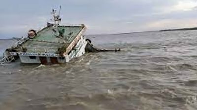 বঙ্গোপসাগরে ট্রলার ডুবে শিশুসহ নিহত ৪  