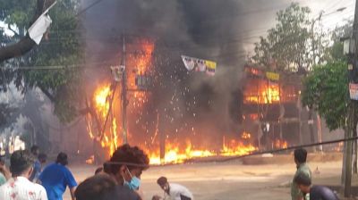 ধানমন্ডিতে ইয়োলোর শোরুমে আগুন