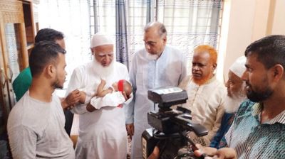 কোটা আন্দোলনে নিহত সুমাইয়ার শিশুকে কোলে নিয়ে আদর করলেন জামায়াতের আমির