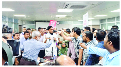  স্বাস্থ্য উপদেষ্টার সামনে হট্টগোল 