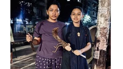 মধ্যরাতে দা-বটি হাতে রাস্তায় বাঁধন