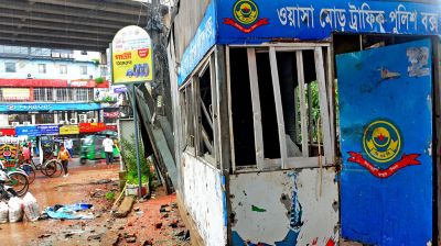 চট্টগ্রামে পুলিশ বক্স ভাঙচুর, সাঁজোয়া যানে ঢিল