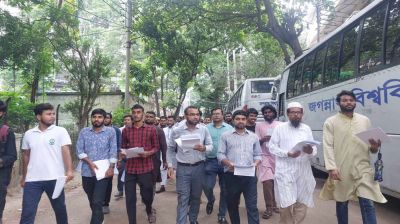 জবি থেকে উপাচার্যের দাবিতে শিক্ষক-শিক্ষার্থীদের লিফলেট বিতরণ