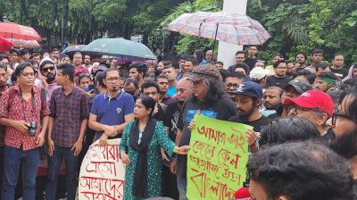 ‘আর একটা গুলি যেন না চলে’, শহীদ মিনারে সংগীতশিল্পীরা