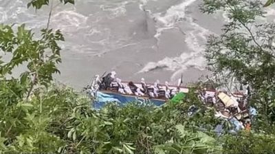 নেপালে ভারতীয় পূণ্যার্থীবাহী বাস নদীতে, নিহত ২৭ 
