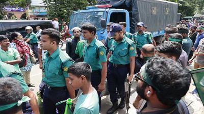 ধানমন্ডি ৩২ নম্বরে ১০ জনকে পুলিশে সোপর্দ