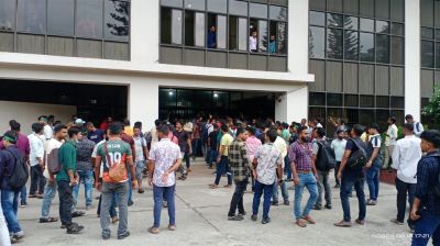 চাকরি স্থায়ী করার দাবিতে রেলভবন ঘেরাও করে রেখেছে শ্রমিকরা