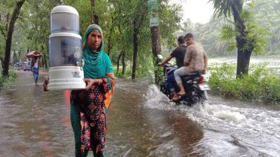 ‘আমাদের সুপেয় পানি দেন, ত্রাণের দরকার নাই’