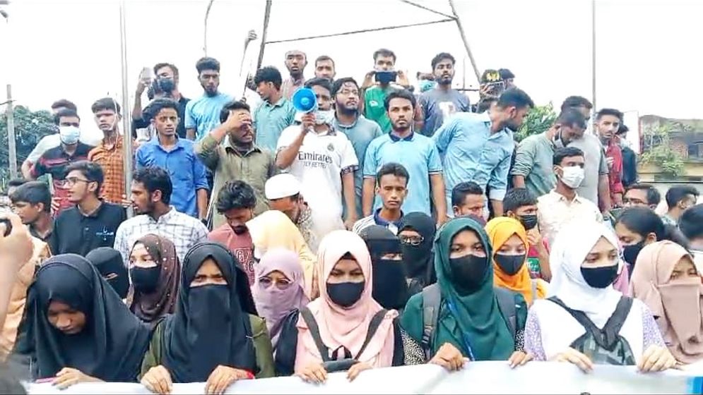 আন্দোলনকারীদের বিক্ষোভে উত্তাল লক্ষ্মীপুর