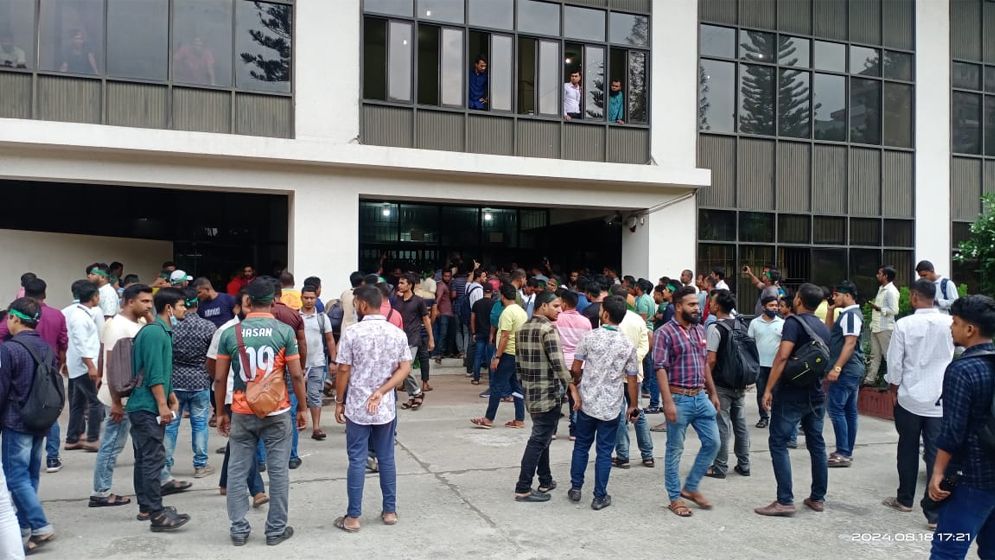 চাকরি স্থায়ী করার দাবিতে রেলভবন ঘেরাও করে রেখেছে শ্রমিকরা