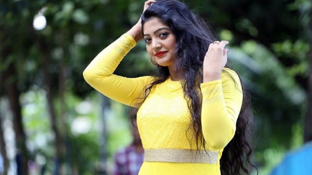 বন্যার্তদের পাশে দাঁড়ালেন সালমা