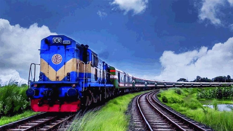 ২৮ দিন পর আন্তঃনগর ট্রেন চলাচল শুরু, স্বস্তিতে যাত্রীরা