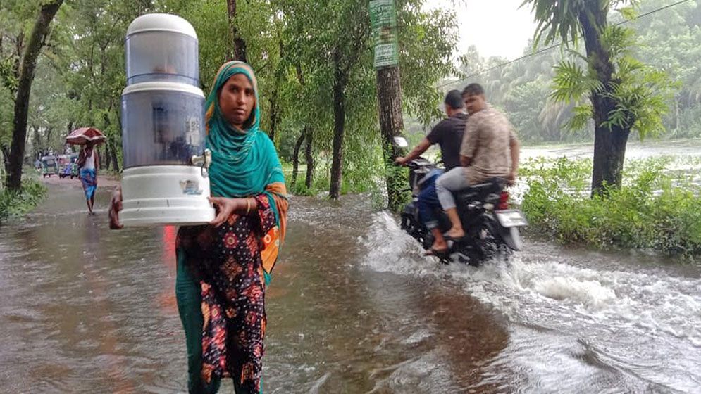 ‘আমাদের সুপেয় পানি দেন, ত্রাণের দরকার নাই’