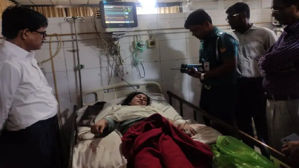 গাজীপুরে ফাঁকা গুলি ছুড়ে, ব্যাংক কর্মকর্তা ও আনসার সদস্যদের কুপিয়ে টাকা ছিনতাই