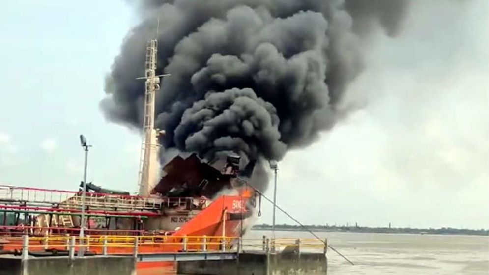 চট্টগ্রামে তেলবাহী জাহাজে ভয়াবহ আগুন