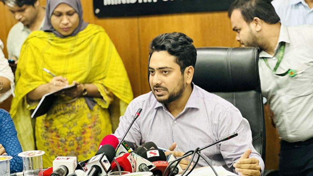কেন সেনাবাহিনীকে ম্যাজিস্ট্রেসি পাওয়ার দেয়া হয়েছে, জানালেন উপদেষ্টা নাহিদ