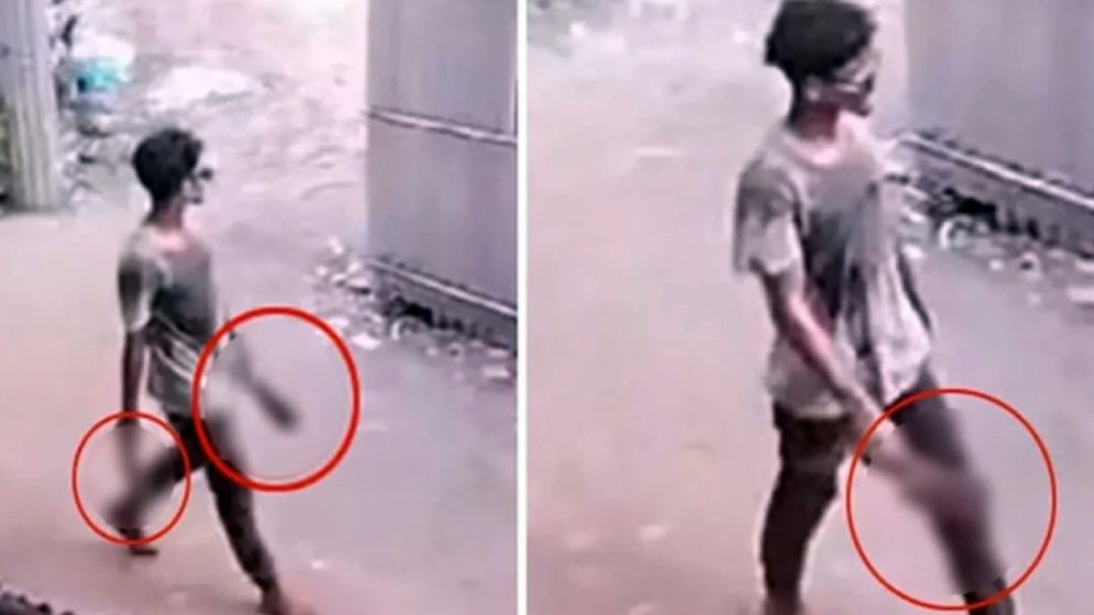 হত্যার পর হাত কেটে নিয়ে যাচ্ছে যুবক, ছবি ভাইরাল