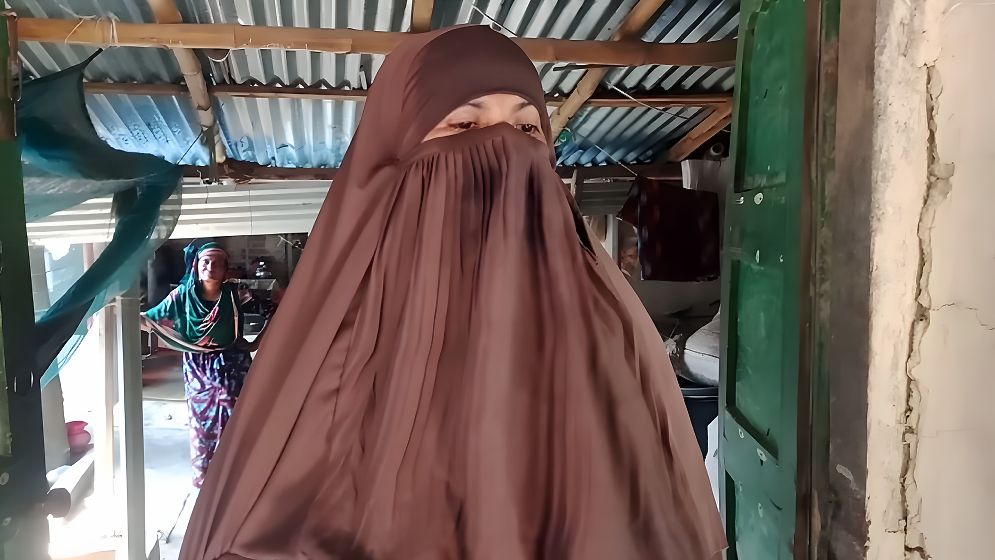 বিয়ের দাবিতে ভাতিজার বাড়িতে চাচির অনশন