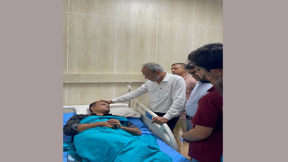 দুর্বৃত্তদের হামলায় আহত চিকিৎসকদের খোঁজ নিলেন ডা. রফিকুল