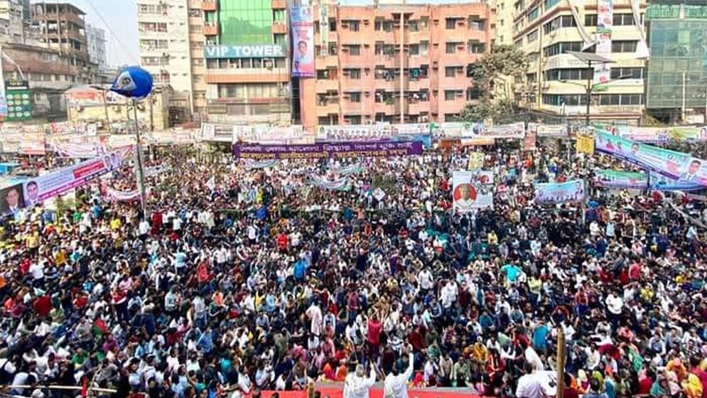 নয়াপল্টনে বিএনপি নেতাকর্মীদের ঢল