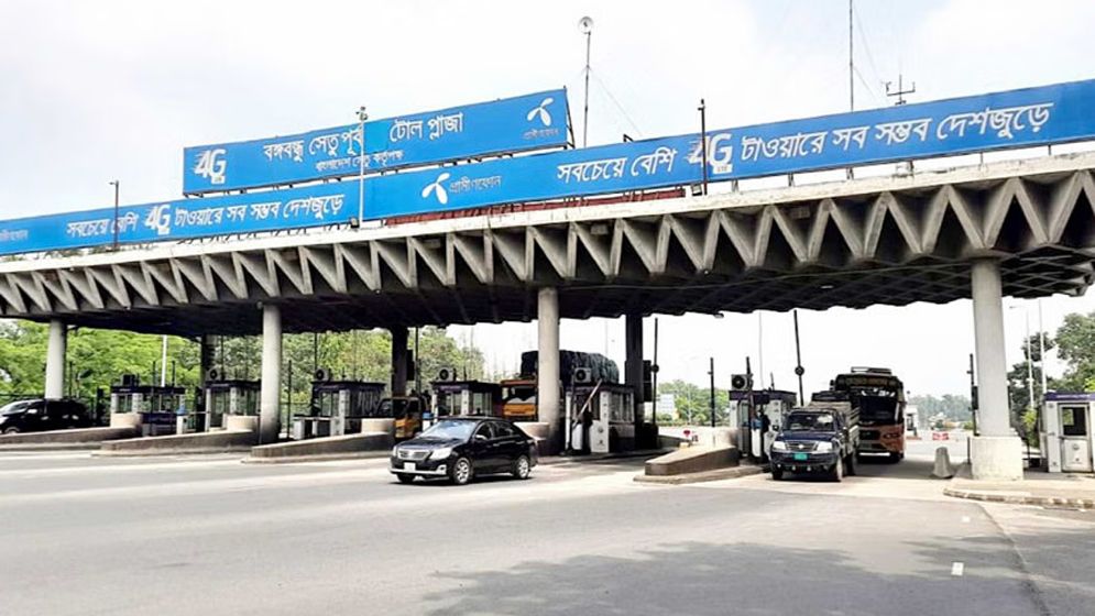 বঙ্গবন্ধু সেতুতে বাস-ট্রাকের সংঘর্ষ, ৩ যাত্রী নিহত