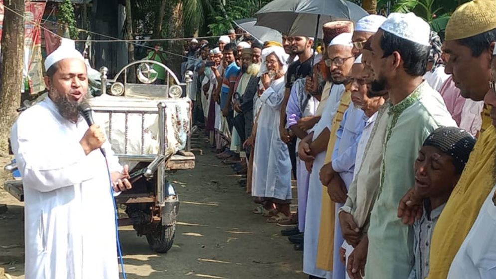 বাবা-মা-ভাইয়ের পাশেই তোফাজ্জেলকে দাফন