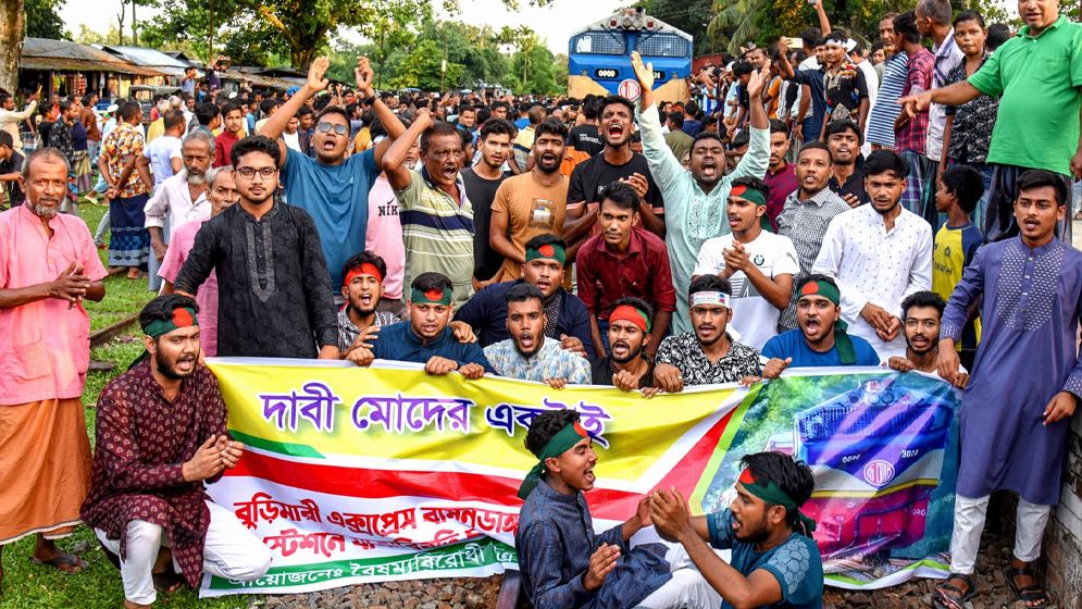 বামনডাঙ্গা রেলওয়ে স্টেশনে বুড়িমারী এক্সপ্রেস ট্রেনের যাত্রাবিরতির দাবিতে অবরোধ