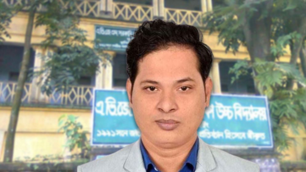 মুন্সিগঞ্জে বিতর্কিত শিক্ষক মনোরঞ্জন ধরকে অপসারণের দাবি