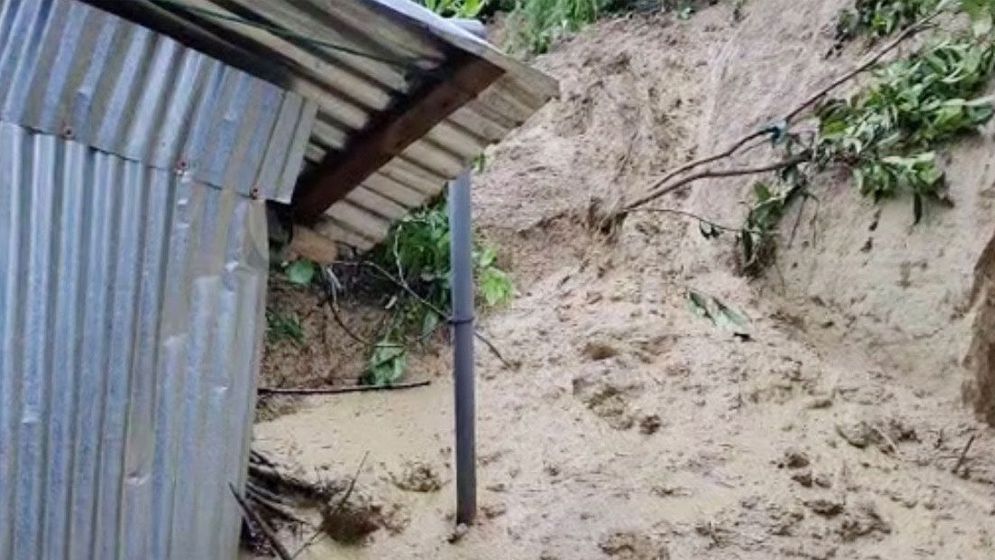 কক্সবাজারে পাহাড় ধস, মা ও দুই মেয়ের মৃত্যু