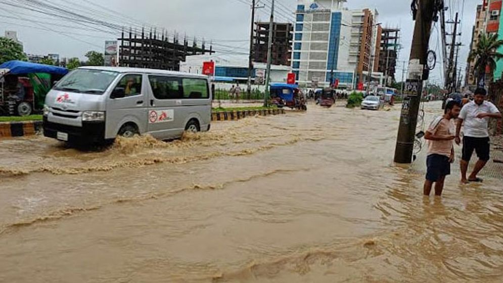 পানিবন্দি কক্সবাজার, আটকা পড়েছেন হাজারো পর্যটক
