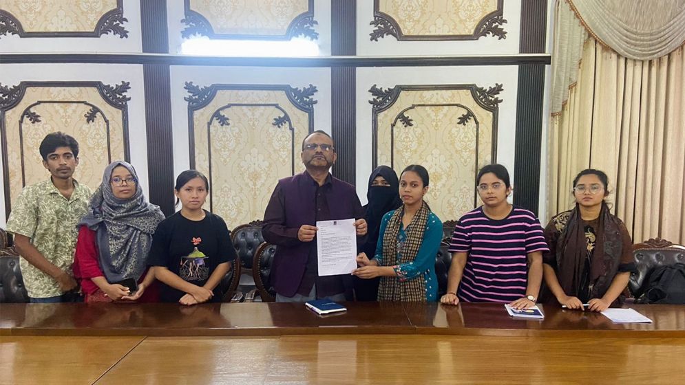 ঢাবিতে আসন বরাদ্দের দাবিতে মানববন্ধন, উপাচার্যকে স্মারকলিপি প্রদান