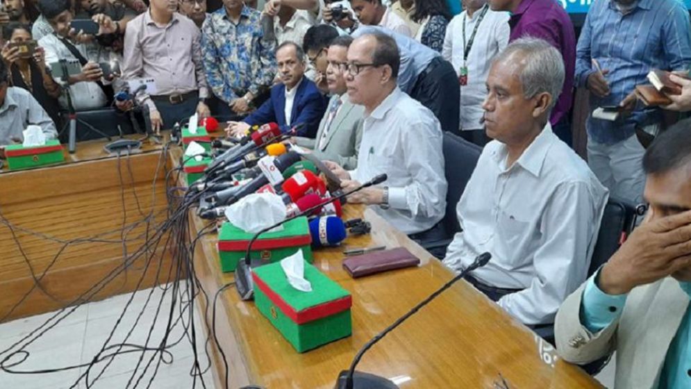 প্রধান নির্বাচন কমিশনার ও চার কমিশনারের পদত্যাগপত্র গ্রহণ করলেন রাষ্ট্রপতি